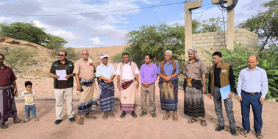 برعاية المحافظ بن الوزير وبتمويل الصندوق الإنساني تسليم مواقع مشروعي مياه لهيه والعقيدة بمديرية حبان