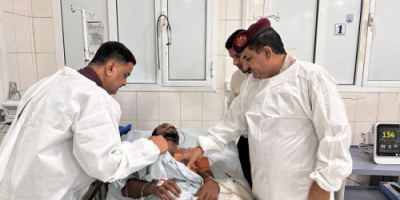 وزير الدفاع يطمئن على جرحى الهجمات الحوثية الأخيرة في مستشفيات عدن