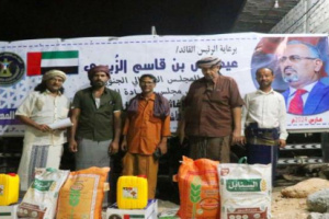 انتقالي منعر يدشن توزيع السلال الغذائية على الأسر المحتاجة بالمديرية