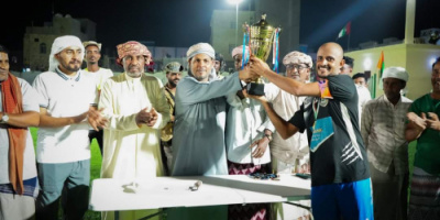 محافظ سقطرى يتوج نادي الهلال لكرة القدم بكأس البطولة الرمضانية لأندية المحافظة 