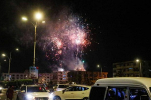 ألعاب نارية في  العاصمة عدن احتفالا بذكرى التحرير