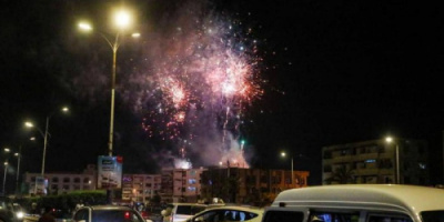 ألعاب نارية في  العاصمة عدن احتفالا بذكرى التحرير