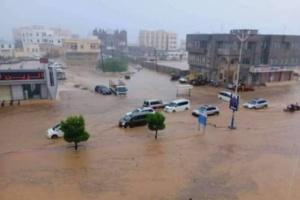 السيول تجتاح مدينة المكلا وشوارعه
