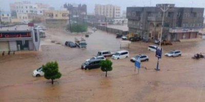 السيول تجتاح مدينة المكلا وشوارعه