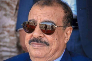 اللواء بن بريك يُعزّي في وفاة اللواء محمد ناجي المالكي