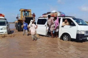صندوق صيانة الطرق ينقذ العالقين في وادي حسان بأبين 