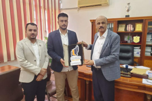 اللجنة المنظمة لجائزة الرئيس الزُبيدي للبحوث العلمية تكرم عميد كلية الطب وتناقش مقترحات النسخة الثانية