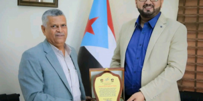 رئيس هيئة الإعلام الجنوبي يتسلم درعا تكريميا من كلية الإعلام بجامعة عدن