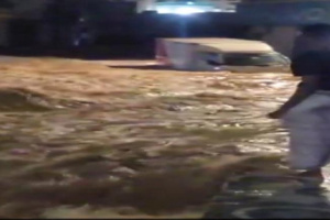 شاهد.. غرق شوارع رئيسية ومحال تجارية بفيضانات وسيول حاصرت المنازل بالمهرة