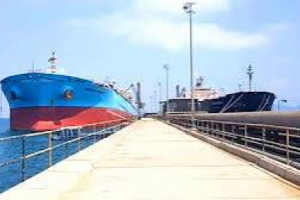 الكشف عن موعد إرساء السفينة الخاصة بنقل وقود الكهرباء في ميناء الزيت 