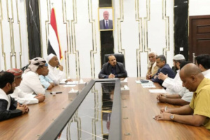 محافظ حضرموت يشيد بالخطوات المتقدمة لمشروع دعم توفير المواصلات لطلاب المناطق النائية