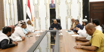 محافظ حضرموت يشيد بالخطوات المتقدمة لمشروع دعم توفير المواصلات لطلاب المناطق النائية