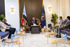 الرئيس الزُبيدي يبحث سير مشروع تأهيل مطار العاصمة عدن