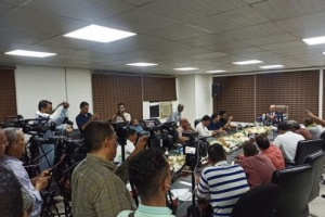 الجهات الحكومية توقف تعاملاتها مع البنوك الخاضعة لمليشيا الحوثي 