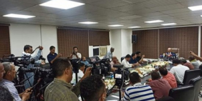 الجهات الحكومية توقف تعاملاتها مع البنوك الخاضعة لمليشيا الحوثي 