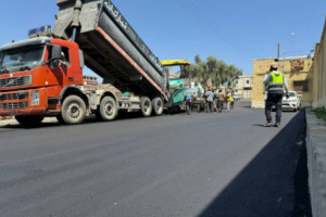 تواصل أعمال سفلتة طريق سوق السلام _ منصة الاحتفالات في لحج