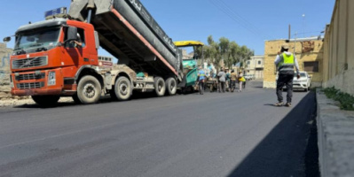 تواصل أعمال سفلتة طريق سوق السلام _ منصة الاحتفالات في لحج