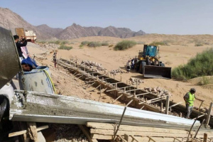 المؤسسة العامة للطرق والجسور شبوة تواصل أعمال مشروع صيانة وإعادة تأهيل طريق عتق بيحان.