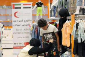 «الهلال الأحمر الإماراتي» يواصل توزيع كسوة عيد الأضحى في حضرموت