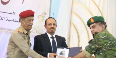 قيادة المنطقة العسكرية الثانية تكَرم رئيس انتقالي حضرموت بدرع التحرير