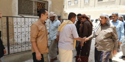 محافظ حضرموت يقدّم واجب العزاء لأسرة المهجوس العمودي