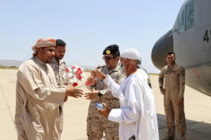 الثقلي والأحمري يستقبلان ضيوف بيت الله الحرام بمطار سقطرى الدولي