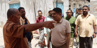 رئيس انتقالي حضرموت يقدم مساعدات طارئة للأسر المتضررة من انهيار مبنى سكني بالمكلا