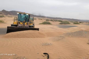 إزاحة الرمال ومخلفات السيول لطريق عتق - بيحان