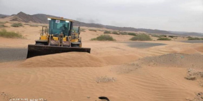إزاحة الرمال ومخلفات السيول لطريق عتق - بيحان