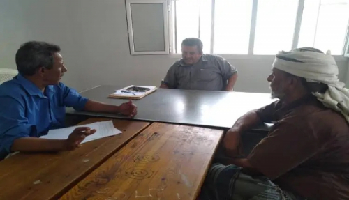 انتقالي لودر يناقش مع المدير العام عمل المؤسسات الخدمية بالمديرية