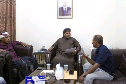 الثقلي يوجه مكتب الصناعة بسحب المنتجات المحظورة من أسواق محافظة سقطرى