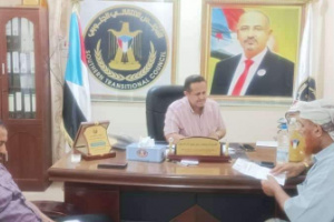 رئيس انتقالي لحج يناقش أوضاع مخيم خرز للاجئين في مديرية المضاربة بالمحافظة