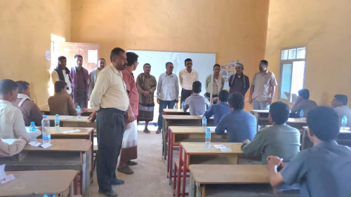 انتقالي الروضة يتفقد سير عملية امتحانات الثانوية بمدارس المديرية