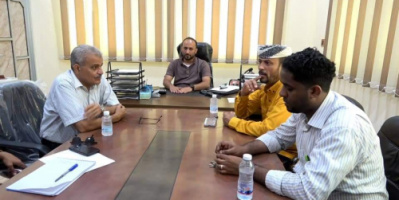 انتقالي حضرموت يطلع على سير العمل في ميناء الشحر ومؤسستي المياه والكهرباء بالمديرية