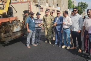 مدير عام المنصورة يدشن أعمال الأسفلت في شارع الحريش – تقاطع كورنيش المرشدي