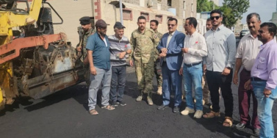 مدير عام المنصورة يدشن أعمال الأسفلت في شارع الحريش – تقاطع كورنيش المرشدي
