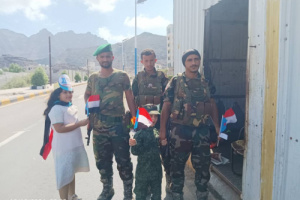 بمناسبة الرابع عشر من أكتوبر المجيد..توزيع اعلام وورد على نقاط عسكرية في العاصمة عدن