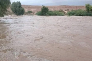 السيول تجرف باص نقل جماعي غرب مدينة المكلا