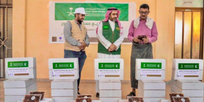 بتمويل من مركز الملك سلمان توزيع ما يزيد عن ثلاثة الف كرتون تمر في ساحل حضرموت