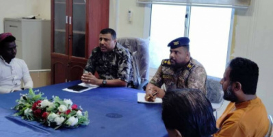 المقدم عليان و النقيب باقروان يلتقون بملاك المسابح بالمكلا لمناقشة اللوائح و ضوابط الآداب العامة
