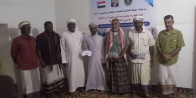 انتقالي السوم يقدم دعما ماليا لعدد من مدارس المديرية