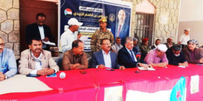فريق التواصل يعقد لقاءً موسعًا بقيادات المجلس والسلطة المحلية والشخصيات الاجتماعية والقبلية في لودر ومكيراس