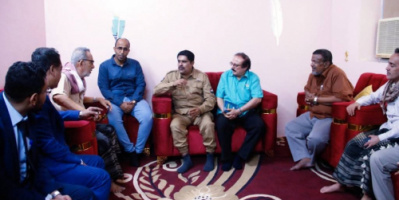فريق التواصل وتعزيز الوعي السياسي يزور أسرة الشهيد عمر علي بازنبور بالمكلا