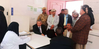 فريق التواصل يطلع على سير عمل مركز الأمومة والطفولة ويتفقد مشروع بناء المركز الصحي بمديرية سرار