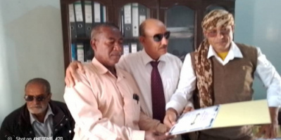 مدير عام الشعيب يكرم أ. صالح سالم الحضرمي نظير جهوده في تدريس طلاب المديرية إبان التسعينات