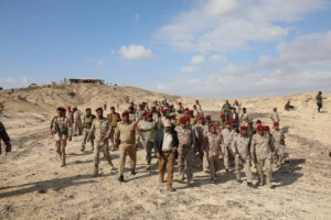 محافظ حضرموت يشهد المشروع التكتيكي "برق" لسرية المشاة في الهجوم بالذخيرة الحية