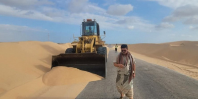 بتوجيهات المحافظ بن الوزير وبتمويل اشراف صندوق صيانة الطرق شبوة تواصل الاعمال في إزالة الرمال من الخط الدولي الساحلي.