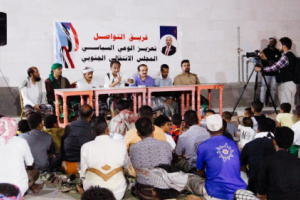 فريق التواصل وتعزيز الوعي السياسي بالمجلس الانتقالي يستمع إلى قضايا المواطنين بديس المكلا