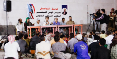 فريق التواصل وتعزيز الوعي السياسي بالمجلس الانتقالي يستمع إلى قضايا المواطنين بديس المكلا