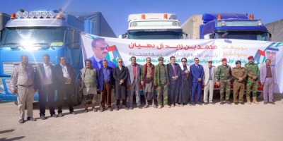 بتوجيهات القيادة الإماراتية وجهود المحافظ بن الوزير استقبال حافل لمعدات وألواح مشروع الطاقة الشمسية بشبوة